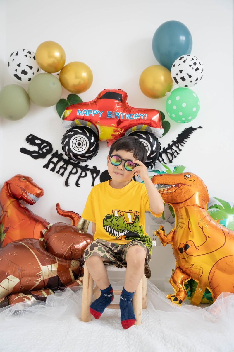 プロが飾り付けた恐竜バルーンの誕生日デコレーション実例