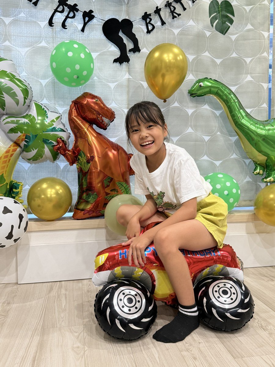 恐竜バルーンとバギーを飾ったおうち誕生日の実例
