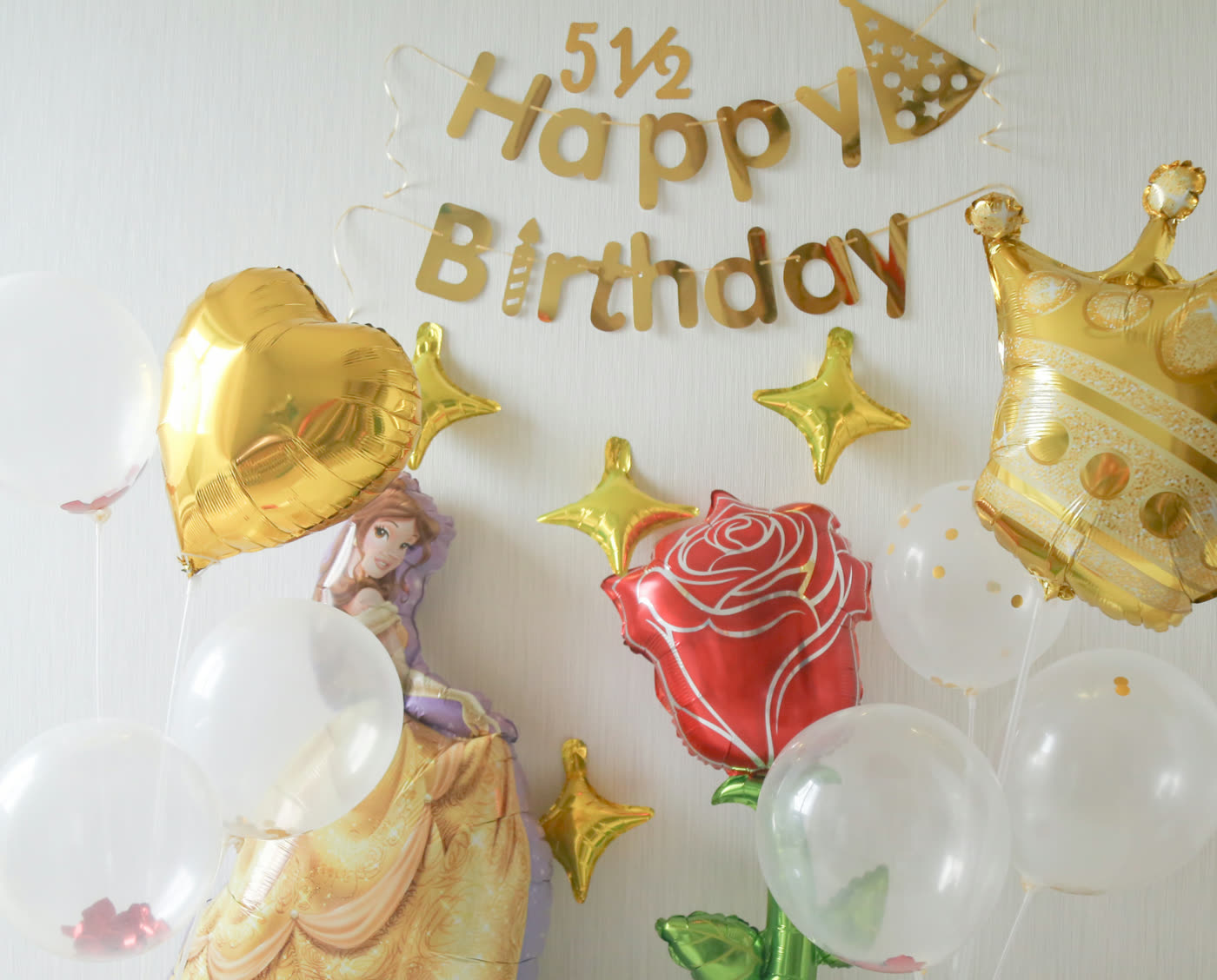 ベルのバルーンセットで飾り付けた誕生日の全景