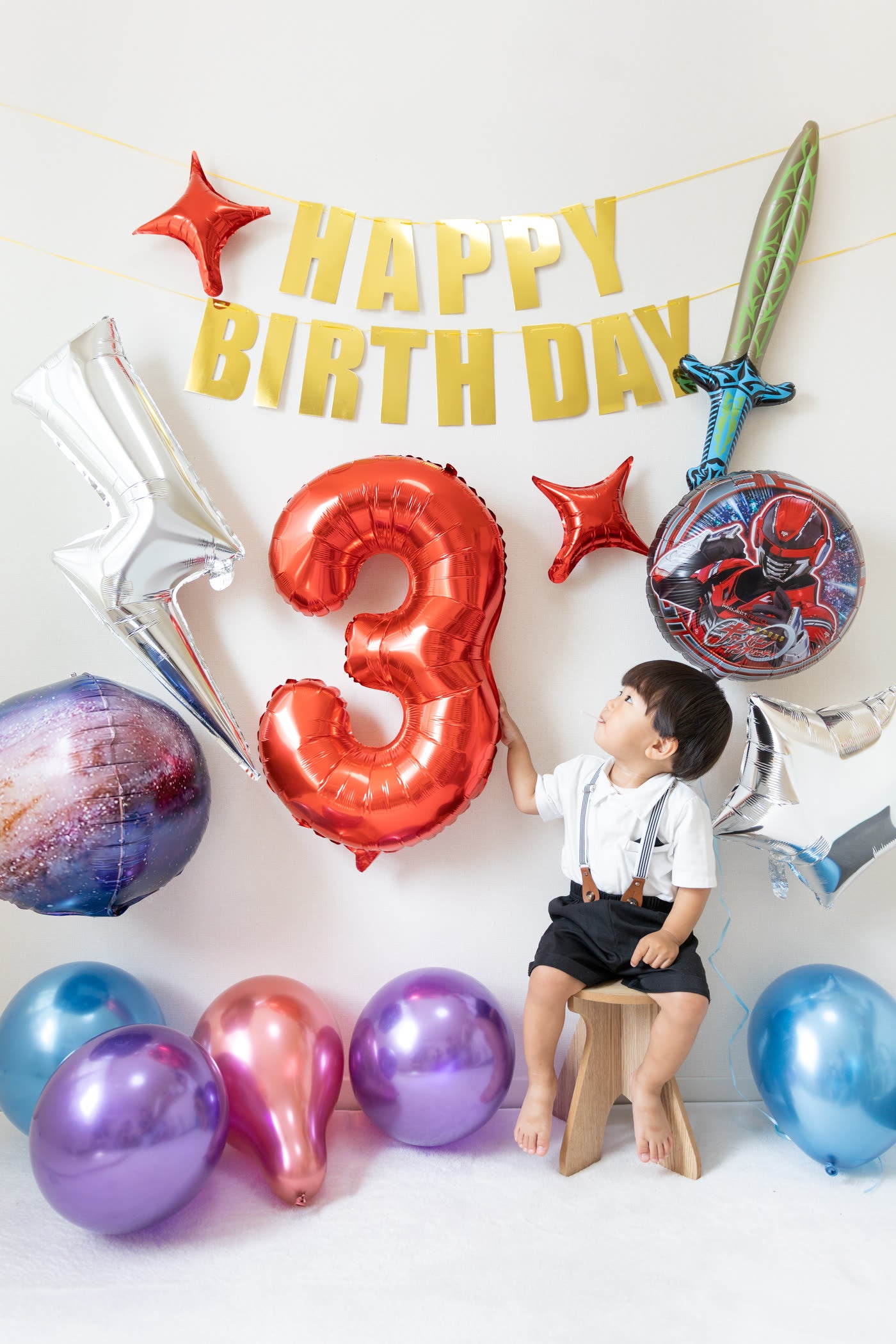 超宇宙刑事ギャバンのバルーンと数字バルーンで飾った誕生日と男の子
