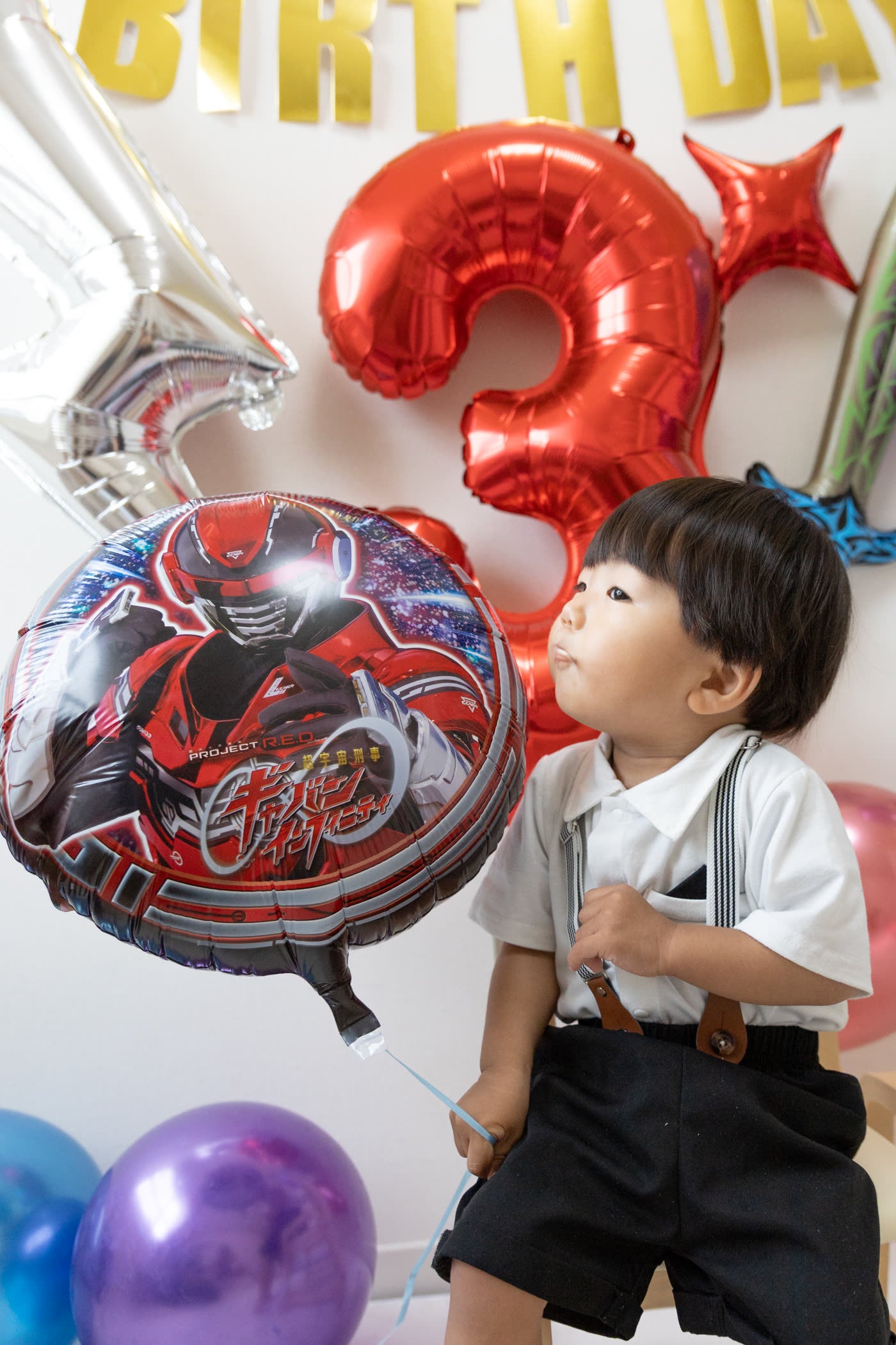ギャバンのキャラクターバルーンを見上げる男の子