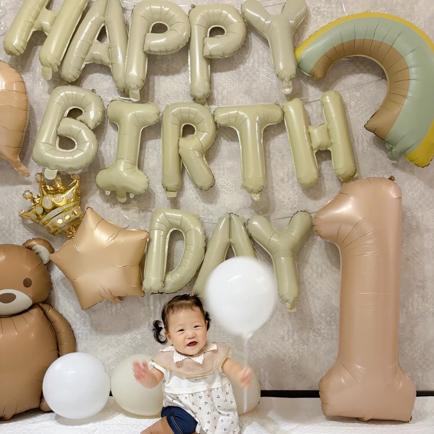 くすみカラーのバルーンで飾った1歳の誕生日と赤ちゃん