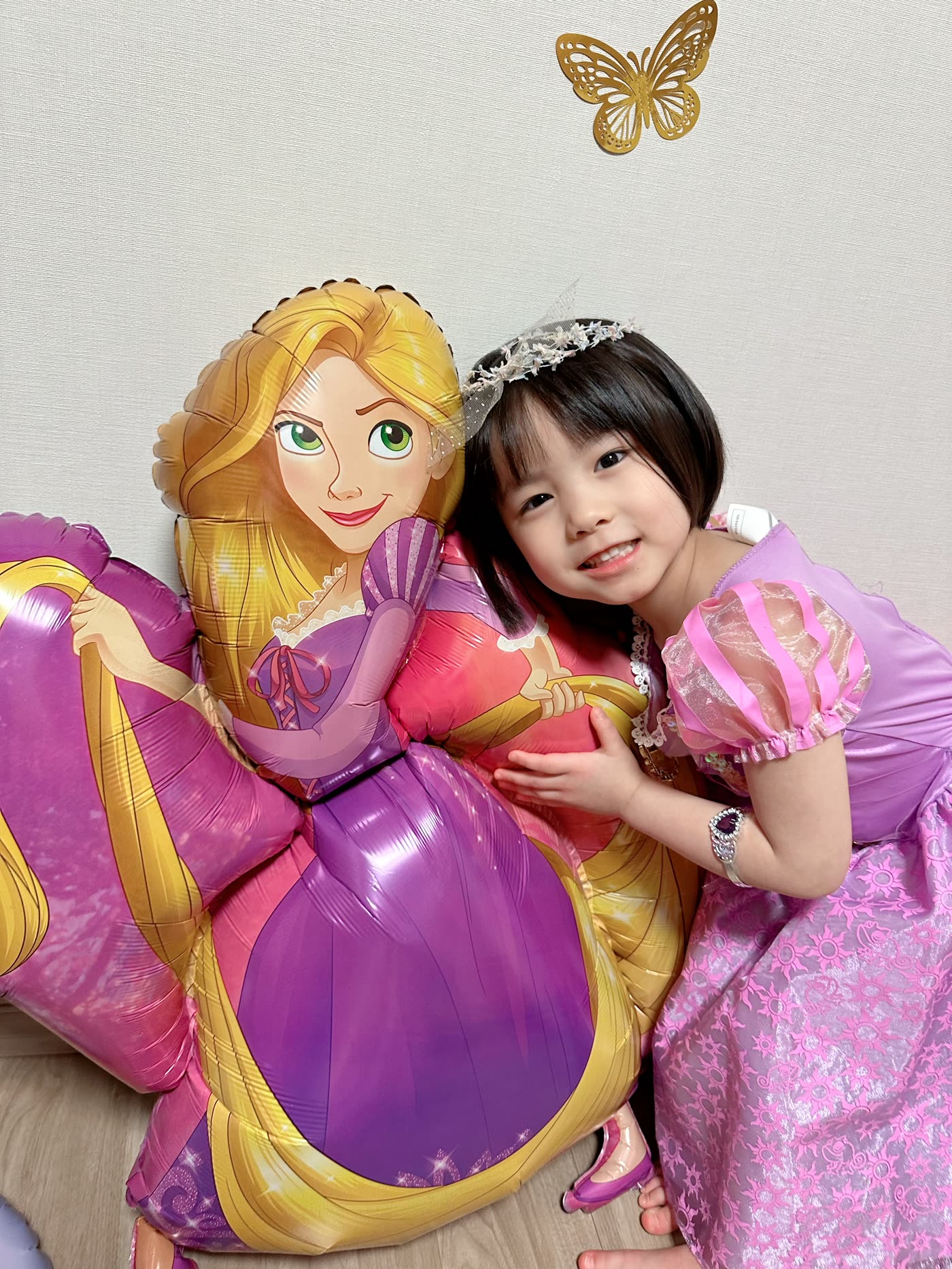 ラプンツェルのバルーンを見つめる女の子