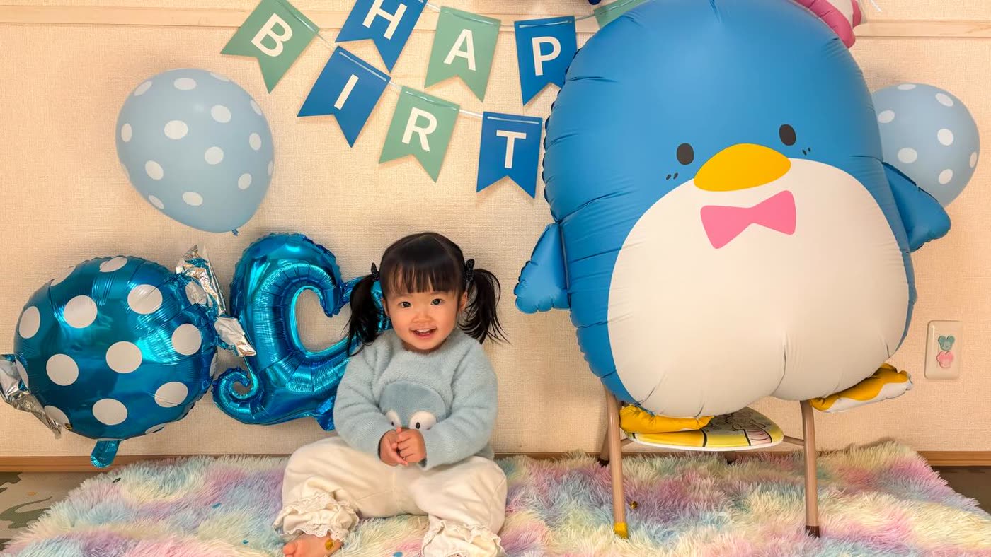 タキシードサムの特大バルーンと女の子