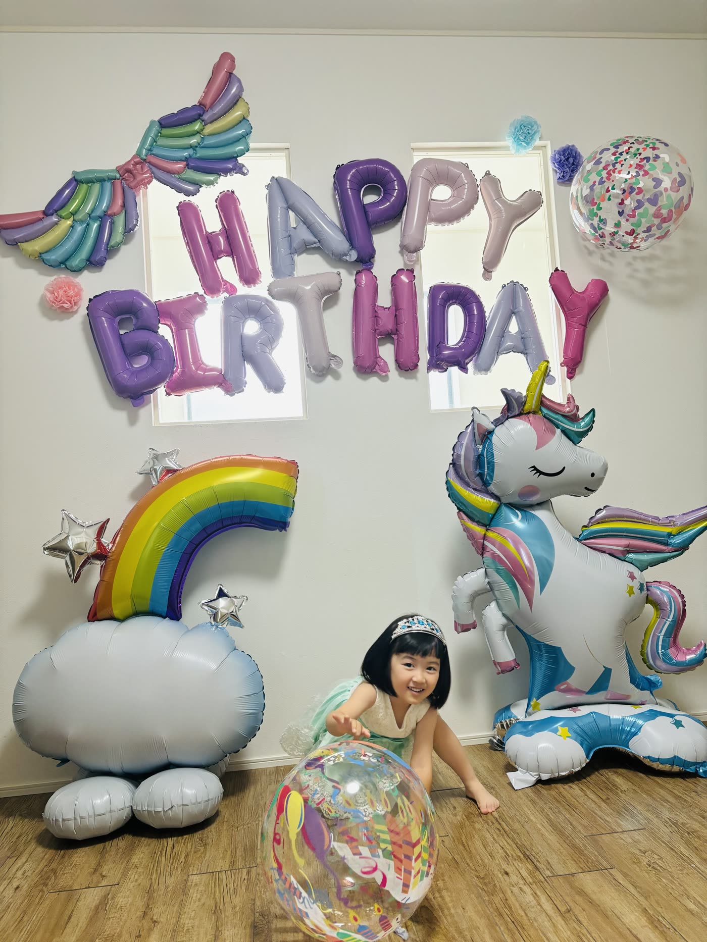 ユニコーンと虹のバルーンで飾った誕生日と女の子