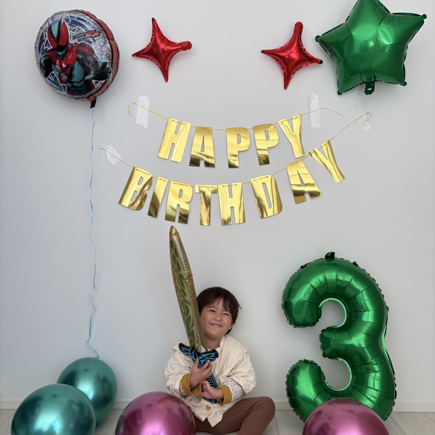仮面ライダーゼッツのバルーンと剣を持つ男の子